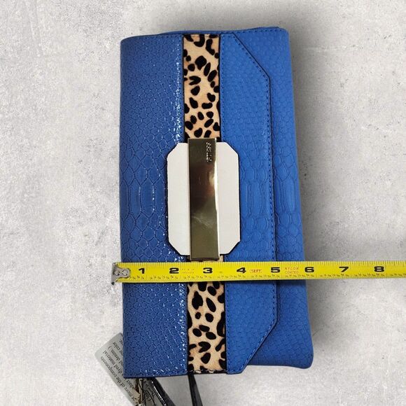 NWT GUESS Blue Faux Snakeskin Wristlet Clutch w/ Leopard Accent & Logo Plate - Picture 10 of 11